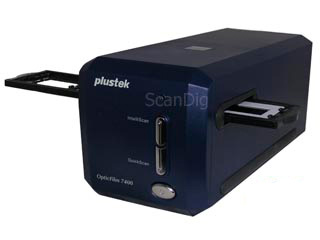 Plustek OpticFilm 7400 avec un support de diapo inséré