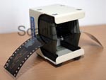 Appareil de nettoyage de film électrique Kinetronics KineStat KSE-035 lors du nettoyage d\'une bande de film de 35mm