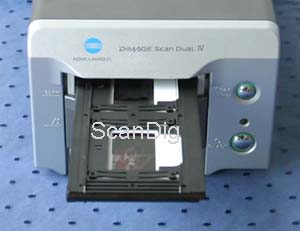 Der DiMAGE Scan Dual IV mit eingelegtem Diahalter SH-U1