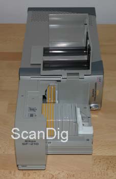 Der Nikon LS-5000 ED mit geöffnetem Slide-Feeder