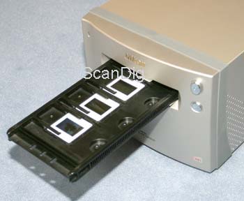 Der Diarahmenhalter FH-835M für Kleinbild-Dias wie er in den Scanner eingeführt wird