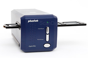 Der Plustek OpticFilm 8100 mit eingelegtem Diahalter