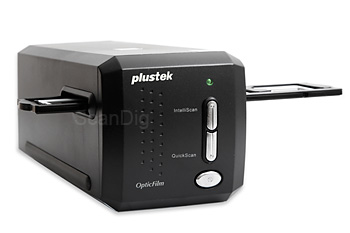 Der Plustek OpticFilm 8200i mit eingelegtem Diahalter