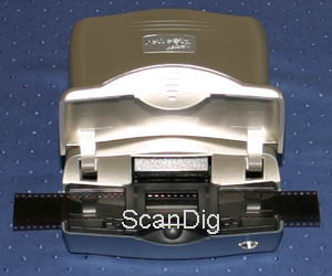 Der Reflecta SilverScan 3600 IE mit einem eingelegten Negativstreifen
