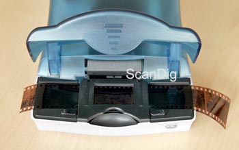 Le Reflecta i-Scan 3600 avec des bandes négatives insérées